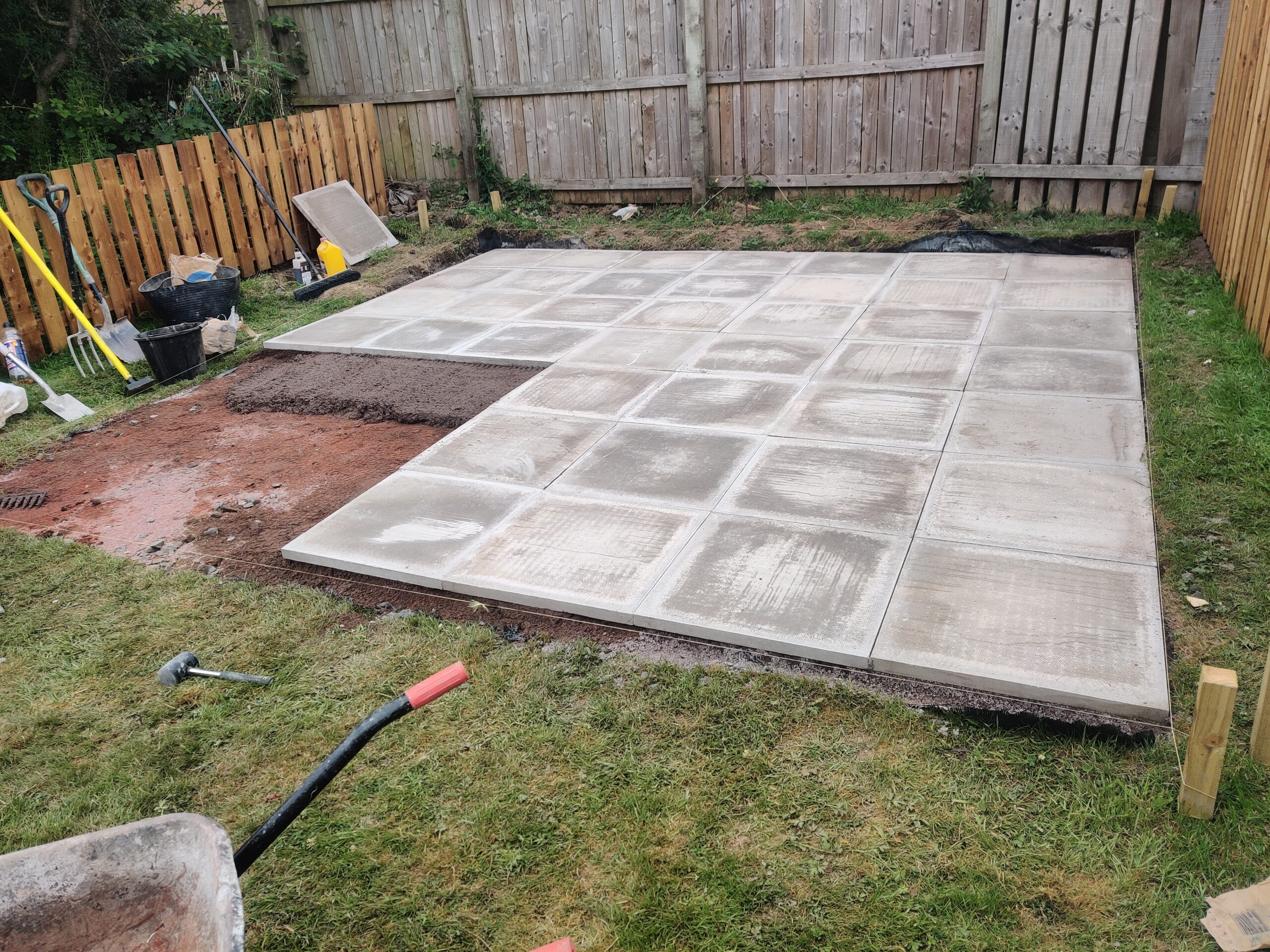 Slabbed patio area by Gardentime